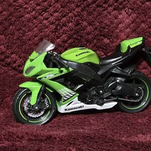 Maisto Kawasaki Ninja ZX-10R Diecast Motorcycle 1:18 Green w/ Kickstand
